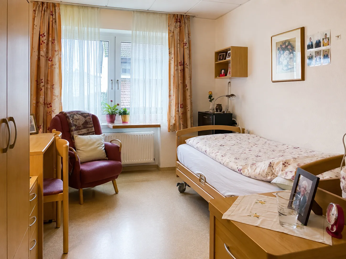 Räumung eines Zimmers im Seniorenheim mit Pflegebett
